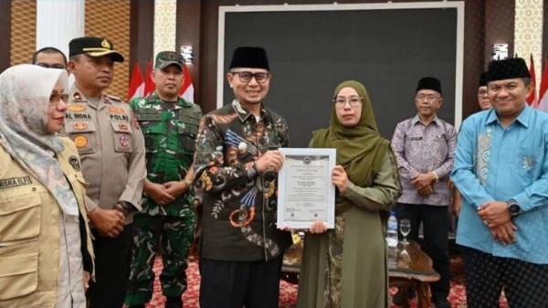 252 Jemaah Haji Bukittinggi Tahun 2026 Tiba dengan Selamat, Pemko Serahkan Sertifikat Badal Haji