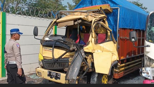 Kecelakaan Maut Truk Muatan Kopi Hantam Dump Truck di Tol Cipularang, 1 Tewas Terjepit Kabin