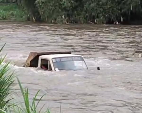 Ngeri! Dump Truk Pengangkut Pasir Terseret Banjir di Banyuwangi, Tiga Truk Tak Mampu Menariknya