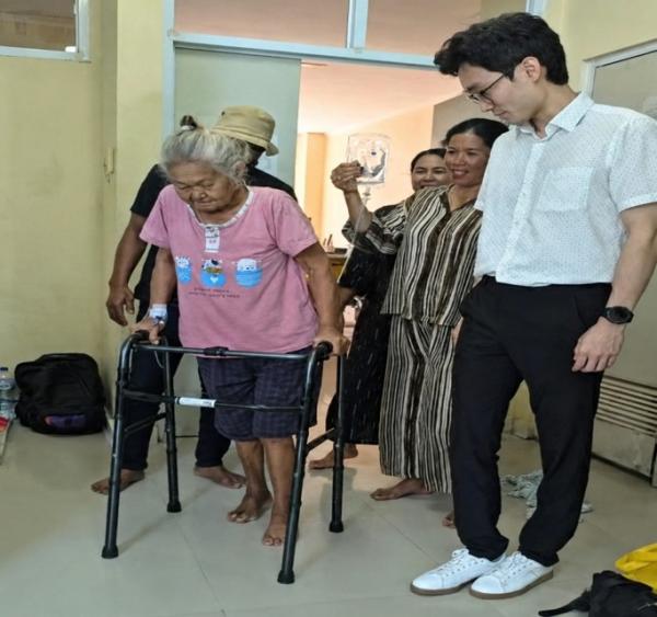 Sempat Tak Bisa Berjalan akibat Terjatuh, Lansia 73 Tahun Berhasil Pulih Pasca-operasi Panggul di RS