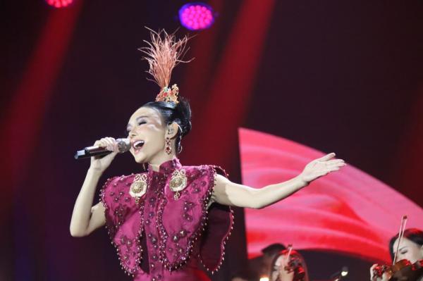 Mus Mulyadi Jadi Kolaborator Spesial Konser 3553 Yuni Shara di Surabaya, Ribuan Penonton Nostalgia