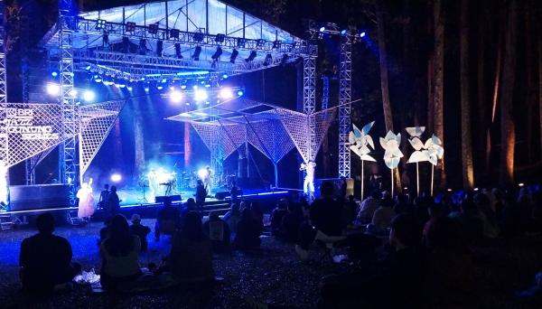 Andy F Noya Kenang Momen Penonton Bertahan Saat Hujan di Jazz Gunung Slamet