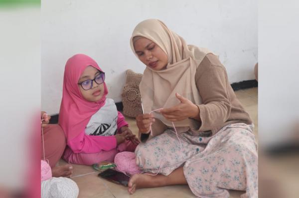 Difabel Bojonegoro Pasok Ratusan Komponen Tas Rajut untuk Industri Nasional hingga Ekspor
