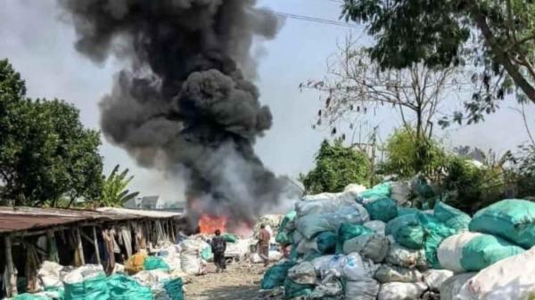Pekerja Bakar Sampah, Tempat Usaha Rongsokan di Mojoagung Jombang Ludes Terbakar