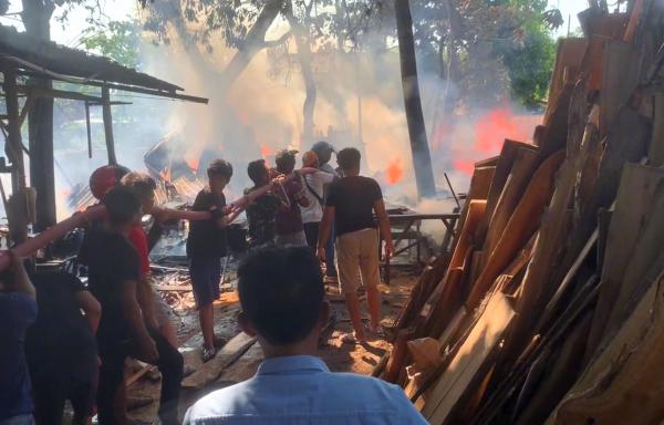 Kebakaran Hanguskan Tempat Usaha Mebel di Ponorogo, Petugas Damkar Sulit Padamkan Api