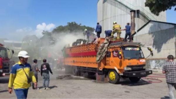 Kebakaran Hanguskan Truk Pengangkut Paket Belanja Online di Pelabuhan Makassar