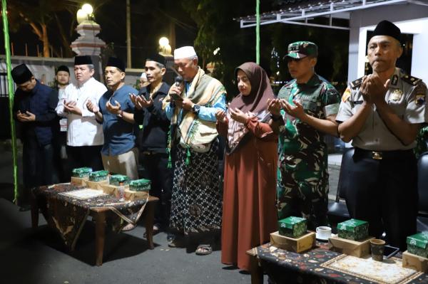 Tangis Haru Sambut Kepulangan 338 Jemaah Haji Purworejo, Kloter 24 Tiba Selamat dari Tanah Suci