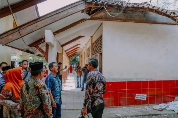 Atap Kelas SDN Cicinde Utara II Ambruk, Disdikbud Karawang Pastikan Rehabilitasi Tahun Ini