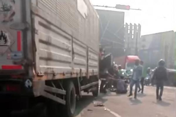 Truk Rem Blong Terjang Motor di Simpang Unisma Bekasi, Ini Detik-detik Kejadiannya