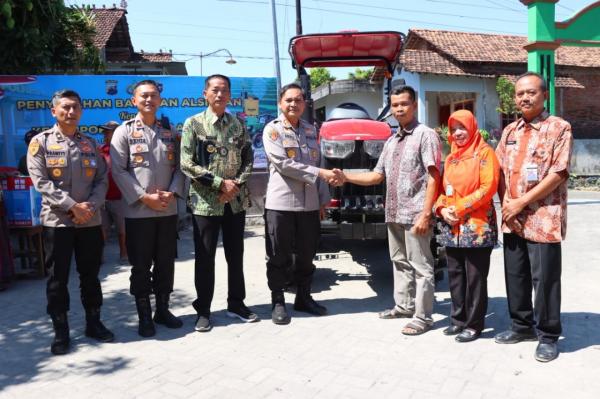 Perkuat Produksi Jagung Polres Kudus Salurkan Alsintan kepada Kelompok Tani Binaan