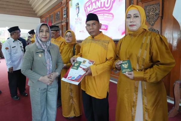 Sah! 4 Pasangan Kawin Siri di Kota Mojokerto Resmi Miliki Akta Nikah