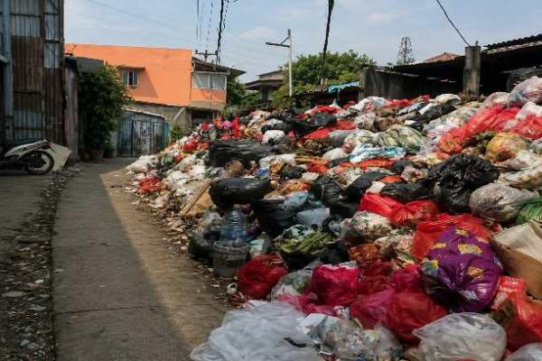 Sampah di TPS Baktijaya Depok Menggunung Sampai Tumpah Tutupi Jalan Cimandiri Raya