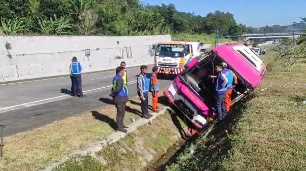 Kecelakaan Maut di Tol Semarang-Solo: Bus Pariwisata Terguling di Selokan, 2 Penumpang Tewas