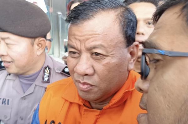 BREAKING NEWS KPK Tahan Bupati Kuansing Suhardiman Amby dan Sekda Zulkarnain