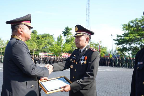 Hari Bhayangkara Ke-80, Kapolda Sulbar Beri Penghargaan untuk 15 Personel Berprestasi