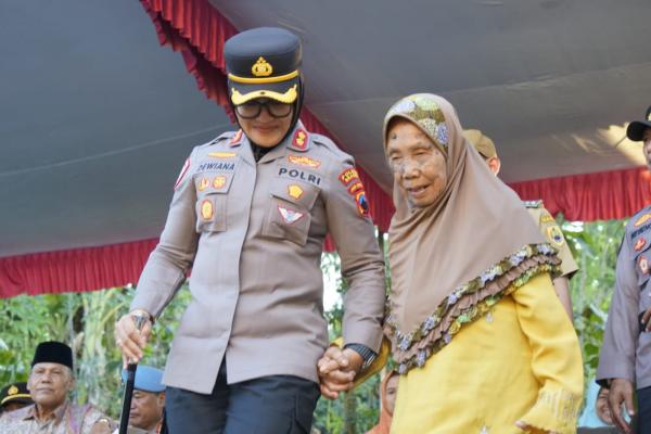Kapolres Sragen Gandeng Mbah Lampi Masuk Rumah Baru, Kado Haru Jelang Hari Bhayangkara ke-80