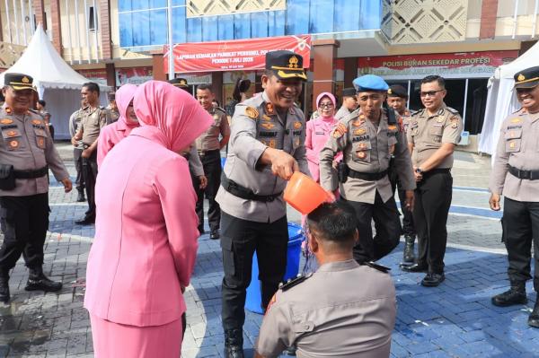 Didampingi Bhayangkari, 27 Personel Polres Barru Jalani Upacara Kenaikan Pangkat