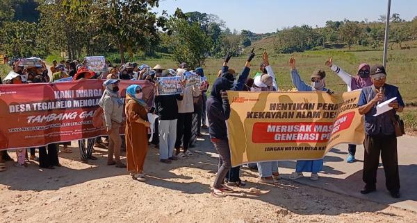 Emak-emak Pimpin Aksi Tutup Tambang Galian C di Grobogan, Truk dan Alat Berat Dihentikan