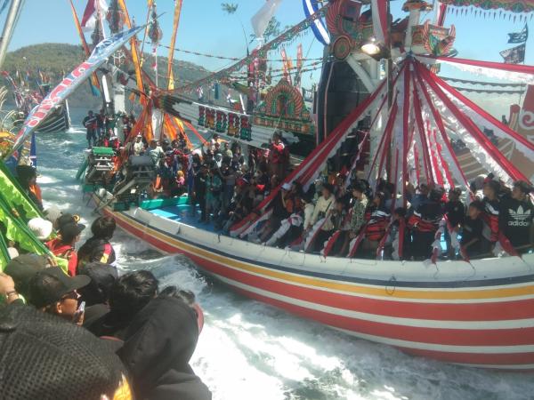 Ribuan Warga Padati Petik Laut Banyuwangi, Tradisi Syukur Nelayan yang Jadi Magnet Wisata Budaya