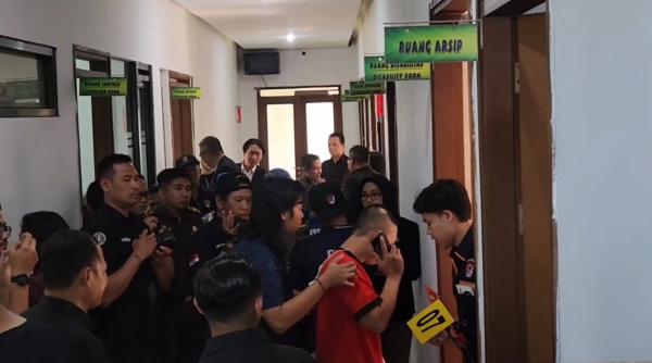Taufik Hidayat Peragakan Adegan Sundut Rokok dan Sabetan Golok dalam Rekonstruksi di Polda Jabar