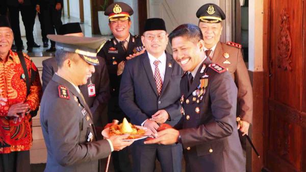 TNI Beri Kejutan Tumpeng untuk Polres Salatiga, Pererat Sinergitas di Hari Bhayangkara ke-80
