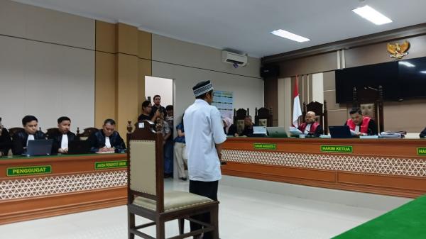 Kasus Pembunuhan Satu Keluarga di Indramayu: Priyo Tertunduk Lesu Usai Dijatuhi Hukuman Seumur Hidup