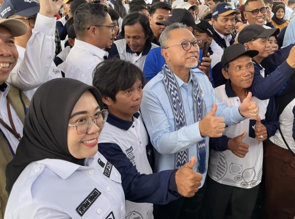 Zulhas Salurkan Bantuan Pangan di Mamuju, Daerah Dapat Alokasi Beras untuk 25.000 KPM