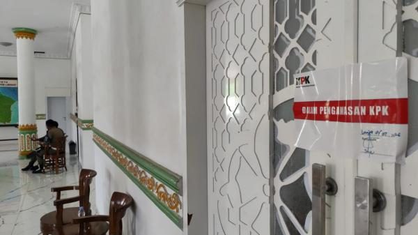 Pintu Ruang Kerja Bupati Langkat Disegel KPK, Syah Affandin Dikabarkan Sempat Pulang ke Rumah