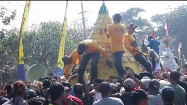 Peringati Suroan, Ratusan Warga Toyoresmi Kediri Berebut 10 Gunungan Tahu Kuning dan Cabai