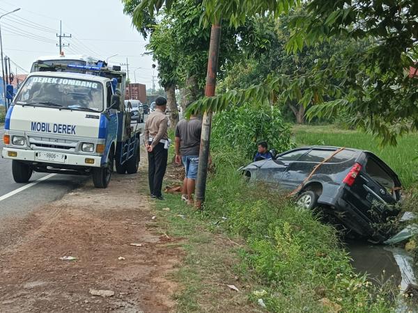 Pengemudi Gagal Fokus, Minibus Masuk Parit di Jalan Raya Jombang-Nganjuk