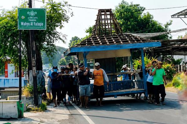 Unik! Warga di Ponorogo Pindahkan Bangunan Poskamling dengan Dipikul Beramai-ramai