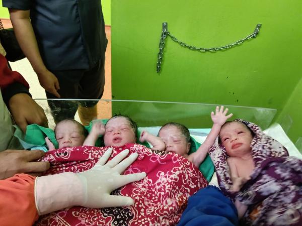 BREAKING NEWS: Lahir Prematur Namun Selamat, Tangis Haru Bahagia Warnai Kelahiran Bayi Kembar Empat