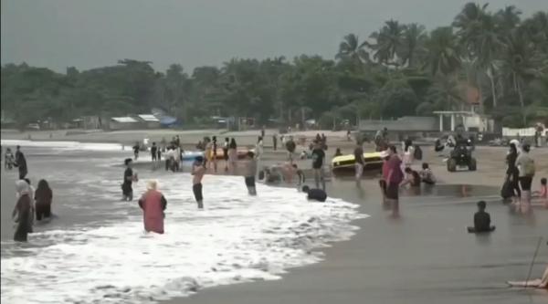 Gunung Anak Krakatau Masih Siaga, Polisi Minta Wisatawan di Pantai Anyer Tetap Waspada