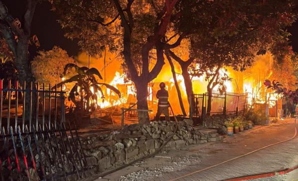 Kebakaran Hebat Melalap Rumah Warga di Campurejo Bojonegoro, Kandang Ayam Gayatri Ikut Terbakar