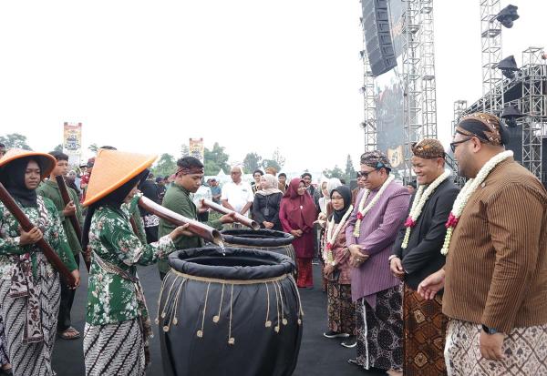 Tradisi Pengambilan Air Tuk Sikopyah Jadi Ikon Hari Kedua Festival Gunung Slamet