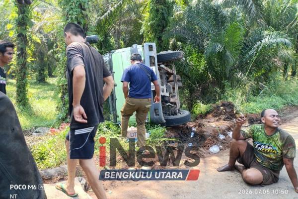 Hindari Kendaraan di Belakang, Truk Bermuatan Pupuk Masuk Siring di Giri Mulya
