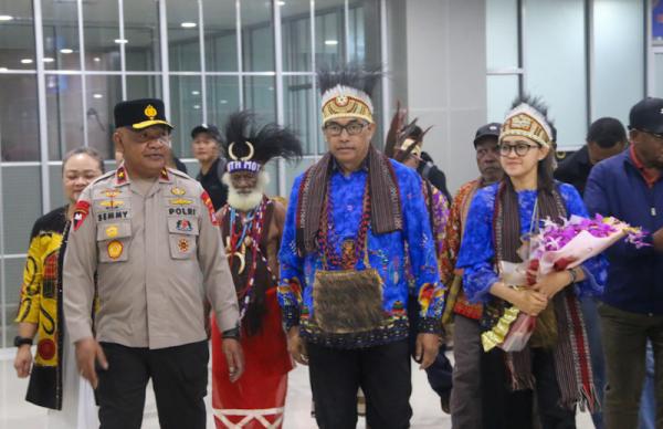 Awali Tugas Baru Sebagai Kapolda PBD Brigjen Audie Latuheru dan Istri Tiba di Sorong
