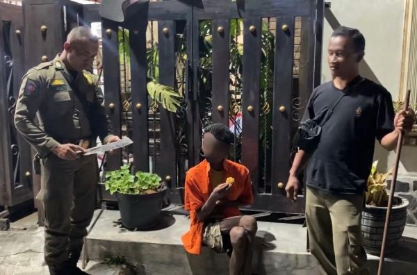 Pria Diduga Gangguan Jiwa Bikin Onar Bawa Golok Gegerkan Warga Ponorogo