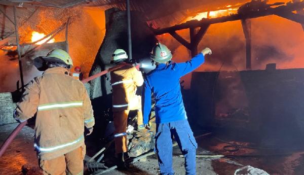 Gudang Arang Batok Kelapa di Kalijambe Sragen Ludes Terbakar, Kerugian Ditaksir Rp800 Juta