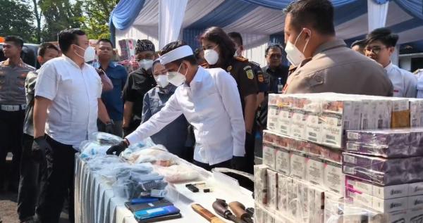 313 Ribu Batang Rokok Ilegal dan Ratusan Gram Sabu Dimusnahkan Kejari Purwakarta