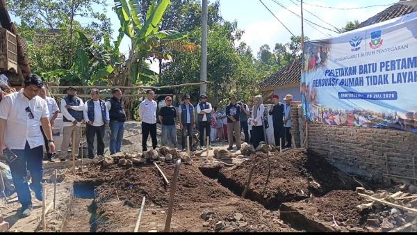 Bangun Rumah Lansia Tak Layak Huni di Banyuresmi, Wujud Kepedulian untuk Warga Kurang Mampu