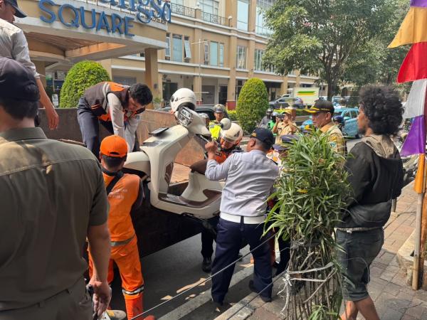 Parkir Sembarangan di Kawasan Mal Dharmawangsa Kebayoran Baru, Belasan Motor Diangkut Petugas