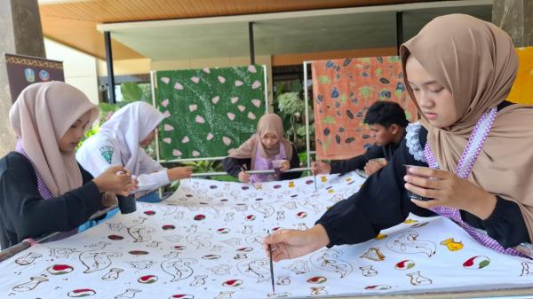 Inspirasi Piala Dunia 2026, Siswa di Jombang Buat Batik Motif Sepak Bola