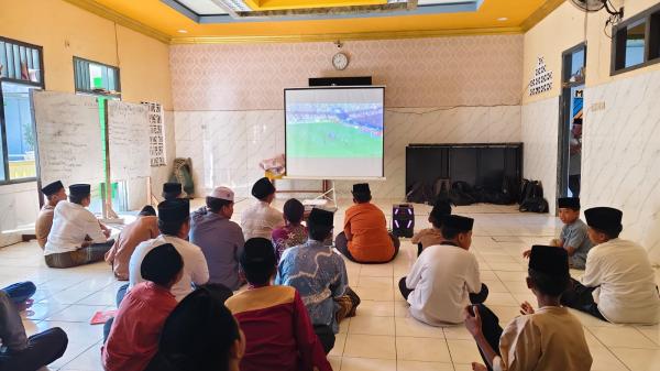 Tanamkan Nilai Sportivitas, Santri Ponpes Al Aqobah Jombang Nobar Piala Dunia 2026