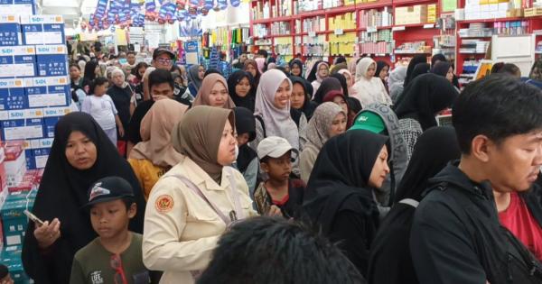 Jelang Tahun Ajaran Baru, Toko Alat Tulis di Purwakarta Diserbu Pembeli