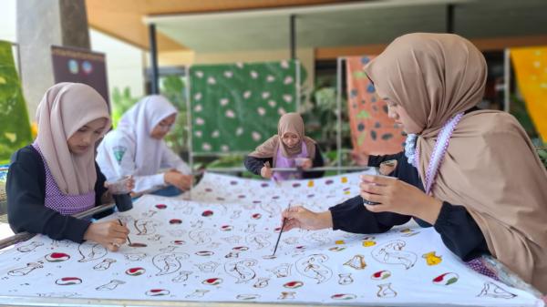 Terinspirasi Piala Dunia 2026, Siswa SMKN di Jombang Ciptakan Batik Motif Sepak Bola Edisi Terbatas