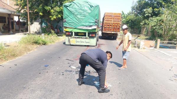 Tragis! Pemotor Tewas Terlindas Truk Gandeng Seusai Gagal Menyalip di Mojowarno Jombang