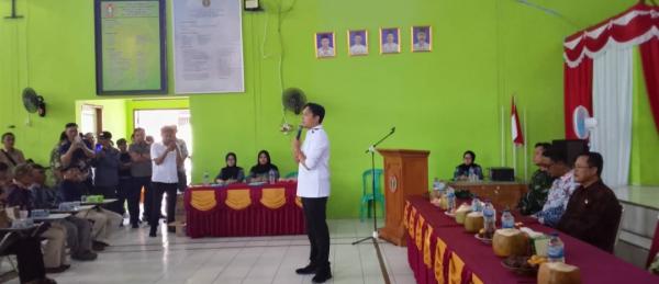 Bupati Cianjur Serahkan 100 Sertifikat Tanah dan BPJS Ketenagakerjaan untuk Pekerja Informal di Agra