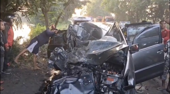 Lalu Lintas Surabaya-Mojokerto Lumpuh Total Usai Bus PO Mira Adu Banteng, Antrean Mengular