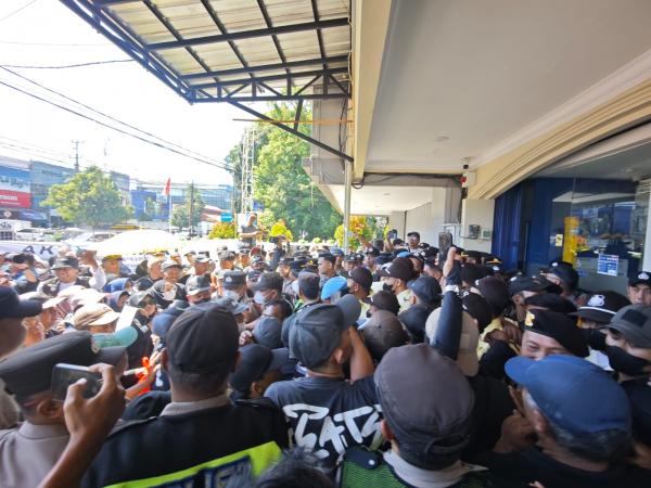 Ratusan Nasabah Geruduk Bank Mandiri Taspen Purwokerto, Tuntut Kredit Dibatalkan